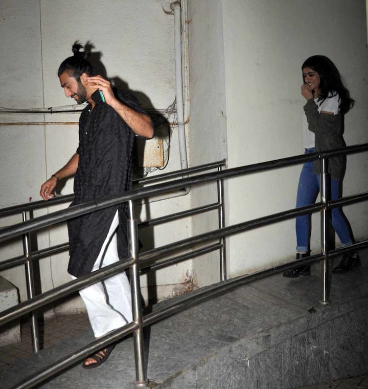 बावजूद इसके वे कैमरे में कैद हो गए. मीडिया में चल रही खबरों के मुताबिक दोनों 'मूवी डेट' पर गए थे.