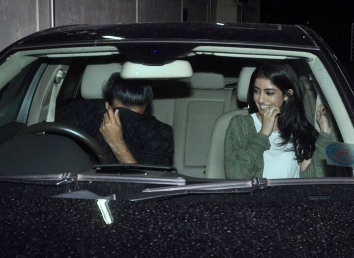 जब नव्या के यह मेल फ्रेंड फोटोग्राफर्स से बचने की कोशिश कर रहे थे तब नव्या उन्हें ऐसा करता देख हंसने लगीं. 