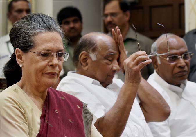 मीरा कुमार के नामांकन में NCP प्रमुख शरद पवार मौजूद थे. लेकिन लालू व्यस्त होने की वजह से नहीं आ पाए उन्होंने अपनी पार्टी के दो नेताओं को भेजा. मुलायम भी नहीं दिखे मायावती ने सतीश चंद्र को भेजा. राहुल गांधी की गैरमौजूदगी को लेकर भी चर्चा हो रही है.