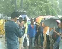 मुंबई में भारी बारिश जारी, हार्बर लाइन पर ट्रेन सेवाएं बाधित