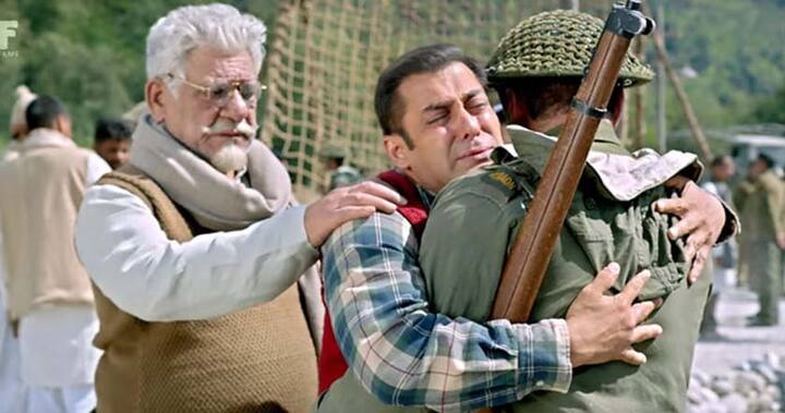 ट्रेड एनालिस्ट तरण आदर्श के मुताबिक 'ट्यूबलाइट' 5 दिनों में घरेलू बॉक्स ऑफिस पर 95.86 करोड़ रुपये की कमाई कर चुकी है. मंगलवार को फिल्म ने 12 करोड़ रुपये की कमाई की है.