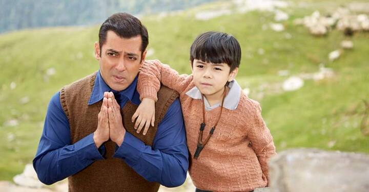 ये पहली हिंदी फिल्म है जिसके पास ट्विटर पर अपना खुद का इमोजी है. इसके साथ ही ‘ट्यूबलाइट’ बॉलीवुड की पहली ऐसी फिल्म बन गई है जिसके पोस्टर अमेरिका के न्यूयॉर्क के ‘टाइम्स स्क्वायर’ में लगे हैं.