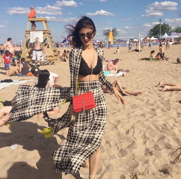   मौनी रॉय इंस्टाग्राम पर लगातार अपने हॉलिडे की तस्वीरों को शेयर कर रही हैं.