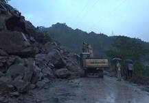 जम्मू-श्रीनगर हाईवे पर चट्टाने खिसकने से अमरनाथ यात्रा ठप, हाईवे को खोलने का काम जारी