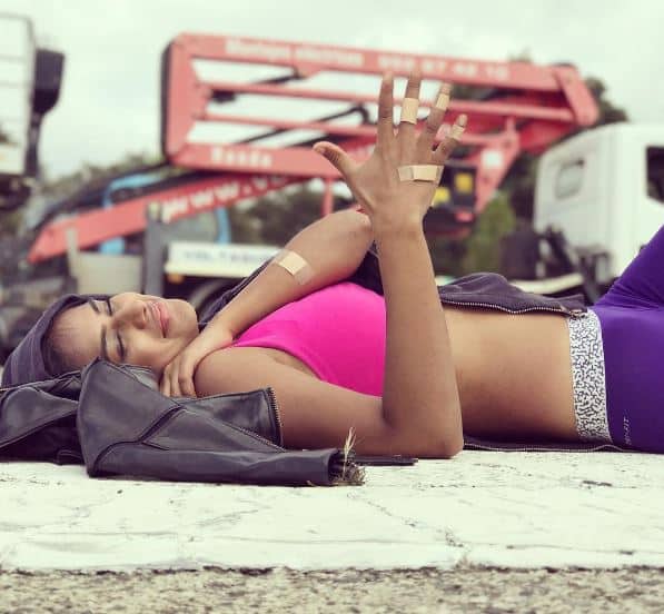 निया ने इस तस्वीरों को शेयर करते हुए लिखा है. आपका शरीर चोट के निशानों से भरा हुआ होता है, लेकिन इससे दर्द नहीं होता.