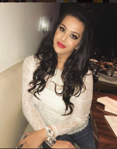 मान्यता की लगभग हर तस्वीर त्रिशाला ने बहुत ही प्यारे कमेंट किए हैं.