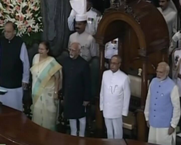 बता दें कि इस कार्यक्रम में हिस्सा लेने के लिए राष्ट्रपति प्रणब मुखर्जी, उपराष्ट्रपति हामिद अंसारी, पीएम नरेंद्र मोदी, बीजेपी के वरिष्ठ नेता लालकृष्ण आडवाणी, बीजेपी अध्यक्ष अमित शाह, वित्त मंत्री अरूण जेटली समेत तमाम गणमान्य लोग शामिल हुए. आगे तस्वीरों में देखिए कौन-कौन कार्यक्रम में शामिल हुए...