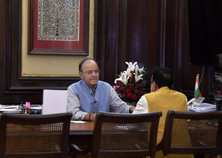 व्यापारियों को जीएसटी में टैक्स भरने, रिफंड लेने में आसानी होगी. पहले दर्जनों फॉर्म भरने पड़ते थे अब व्यापारियों को हर महीने एक और साल का एक यानी कुल 13 फॉर्म भरने होंगे.