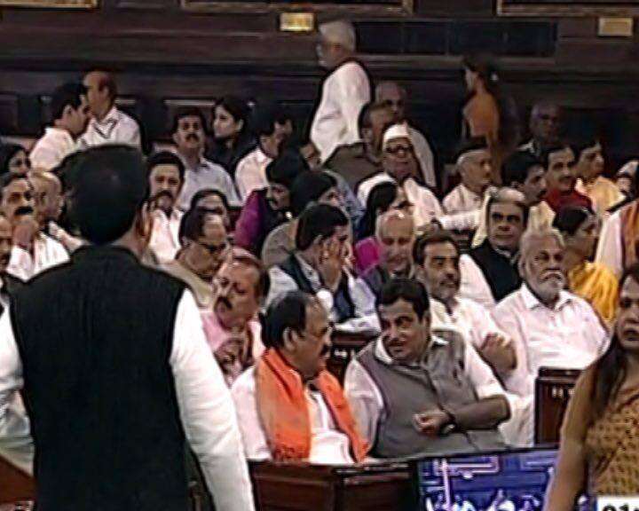 तस्वीर में आप केंद्रीय मंत्री वेंकैया नायडू और नितिन गडकरी को देख सकते हैं. 