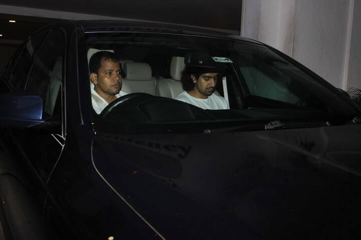 करन के मेहमानों में एक और नाम शुमार था और वह नाम था डायरेक्टर अयान मुखर्जी का! हालांकि हमें उनके आने की पूरी जानकारी नहीं है. 