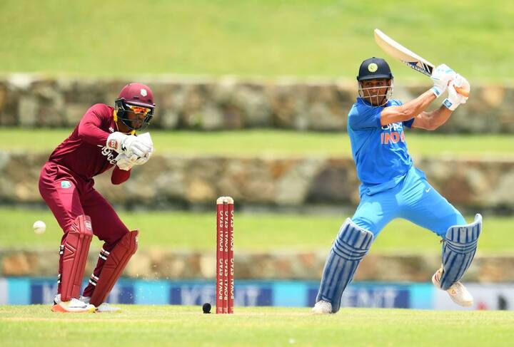 महेंद्र सिंह धोनी अपने वनडे करियर में अब तक 21 बार मैन ऑफ द मैच का अवॉर्ड अपने नाम कर चुके हैं, जिसमें से 6 अवॉर्ड उन्होंने तब जीते हैं जब वो किसी और की कप्तानी में खेल रहे थे.