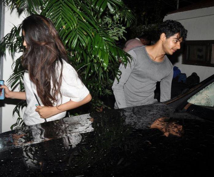 व्हाइट टॉप और ब्लू जिंस में जहान्वी बेहद ही खूबसूरत लग रही थीं.