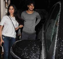 शाहिद कपूर के भाई ईशान के साथ मूवी डेट पर गईं जाहन्वी, सोशल मीडिया पर छाई तस्वीरें...