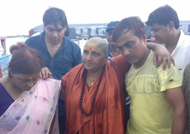 प्रयाग में मुंडन कराकर इलाज के लिए रवाना हुईं साधी प्रज्ञा ठाकुर Sadhvi Pragya Singh Thakur At Sangam In Allahabad प्रयाग में मुंडन कराकर इलाज के लिए रवाना हुईं साधी प्रज्ञा ठाकुर
