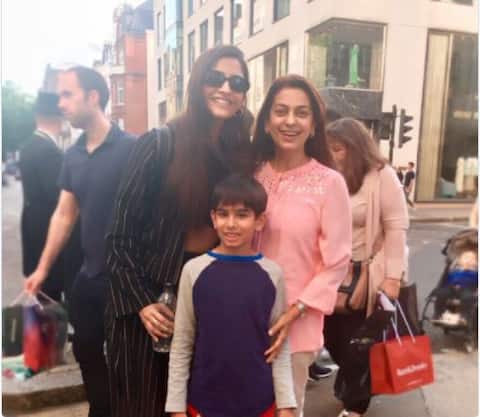 जब लंदन की सड़कों पर अचानक मिलीं जूही और सोनम जब लंदन की सड़कों पर अचानक मिलीं जूही और सोनम