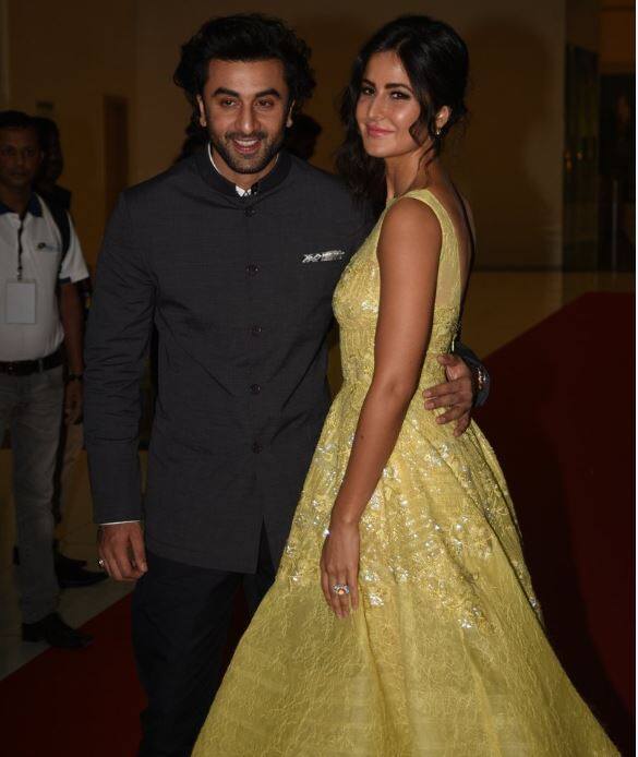 SIIMA अवॉर्ड्स में रणबीर और कटरीना एकदूसरे के बाहों में बाहें डाल पहुंचे.