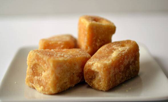 डायबिटिक पेशेंट गुड़ ना खाएं. जिनका वजन ज्‍यादा है वे भी कम मात्रा में गुड़ खाएं.