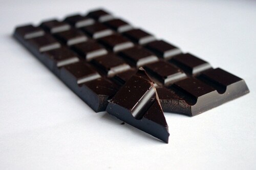 Older Adults Can Benefit From A Daily Dose Of Dark Chocolate चॉकलेट खाने से बुजुर्गो को होता है ये फायदा!