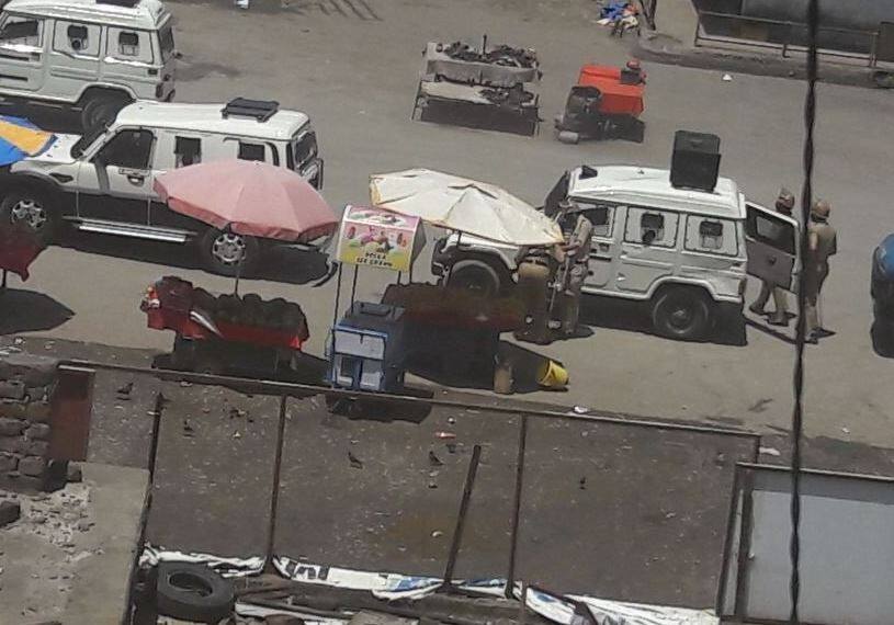 J&K: अनंतनाग में पुलिस पर आतंकी हमला, एक जवान की हालत गंभीर Jk Terrorists Attacked A Police Party Near Bus Stand In Anantnag J&K: अनंतनाग में पुलिस पर आतंकी हमला, एक जवान की हालत गंभीर