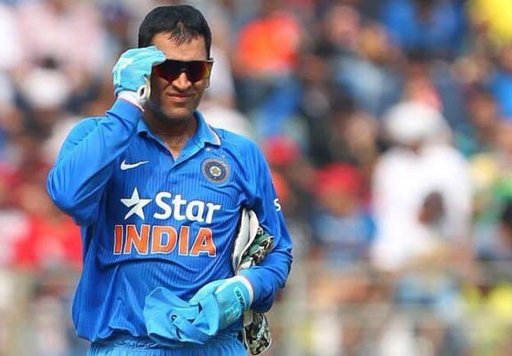 धोनी ने पारी के 49वें ओवर में केसरिक विलियम्स की गेंद पर सीमा रेखा पर कैच थमाया जिससे स्कोर आठ विकेट पर 176 रन हो गया.