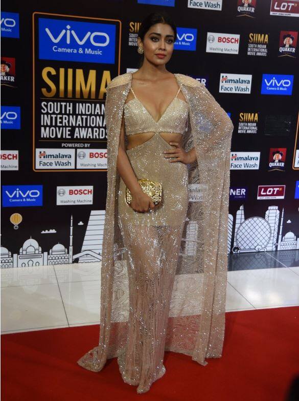 श्रिया ने तेलगु फिल्म 'इष्टम' से फिल्मी दुनिया में कदम रखा. 