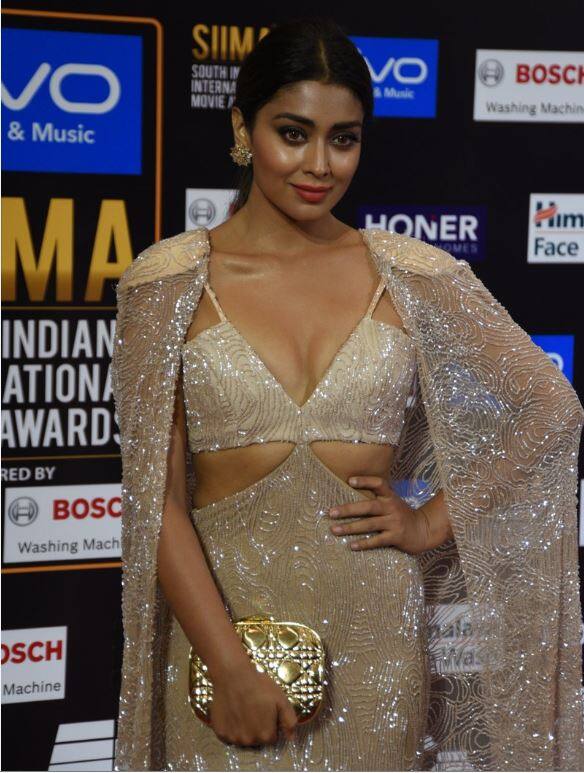 'दृश्यम' में अजय देवगन के साथ काम कर चुकीं अभिनेत्री श्रिया सरन SIIMA अवॉर्ड्स में हॉट एंड बोल्ड अंदाज में पहुंची. आगे देखिए तस्वीरें...(सभी तस्वीरें- मानव मंगलानी)