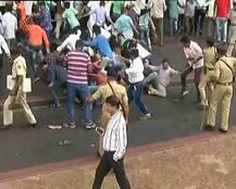 सूरत में जीएसटी समर्थक और विरोधी गुट भिड़े, हालात काबू करने के लिए पुलिस ने किया लाठीचार्ज