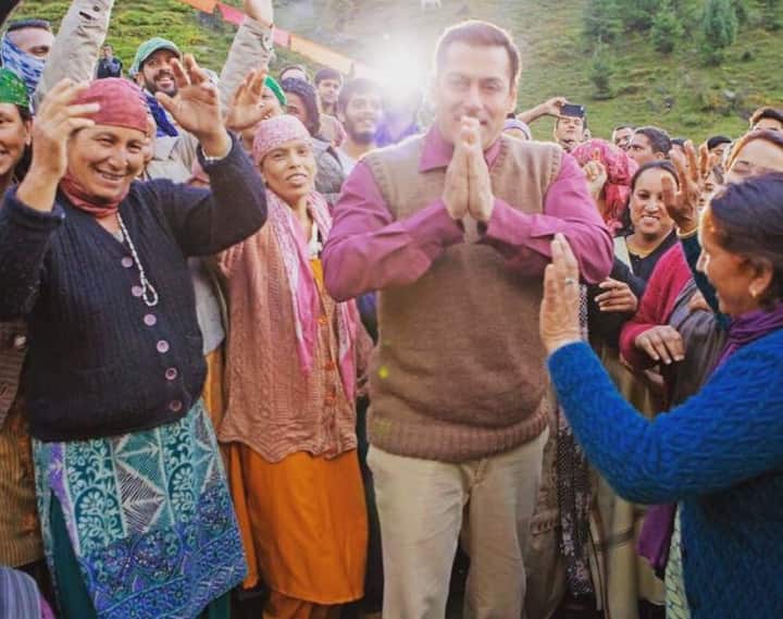 सुपरस्टार सलमान खान की फिल्म 'ट्यूबलाइट' ने वर्ल्डवाइड 200 करोड़ रुपये से ज्यादा की कमाई कर ली है. बॉक्स ऑफिस वेबसाइट Koimoi के मुताबिक 'ट्यूबलाइट' दुनिया भर में 215.04 करोड़ रुपये की कमाई कर चुकी है. आगे जानें फिल्म की घरेलू कमाई...