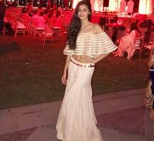 PICS : ‘स्टूडेंट ऑफ द ईयर’ के सीक्वल से बॉलीवुड में डेब्यू करेंगी चंकी पांडे की बेटी अनन्या?