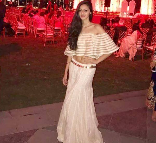 2012 में आई हिट फिल्म ‘स्टूडेंट ऑफ द ईयर’ के सीक्वल का ऐलान पिछले साल ही करन जौहर ने कर दिया था. इस फिल्म में मुख्य भूमिका में टाइगर श्रॉफ होंगे. लेकिन अभी तक इस फिल्म में लीड एक्ट्रेस को लेकर कोई आधिकारिक घोषणा नहीं कई गई है. लेकिन अब ऐसी खबरें हैं कि इन तीनों को पीछे छोड़ इस फिल्म में चंकी पांडे की बेटी अनन्या पांडे मुख्य भूमिका में नज़र आएंगी. आगे जानें अनन्या पांडे के बारे में और देखें उनकी तस्वीरें...(सभी तस्वीरें- सोशल मीडिया)