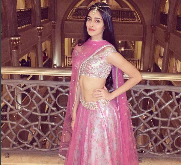 बता दें कि इस फिल्म के लिए काफी समय से तीन नामों की चर्चा हो रही है जिनमें अमिताभ बच्चन की नातिन नव्या नवेली, श्रीदेवी की बेटी जॉन्हवी कपूर और सैफ अली खान की बेटी सारा खान का है.