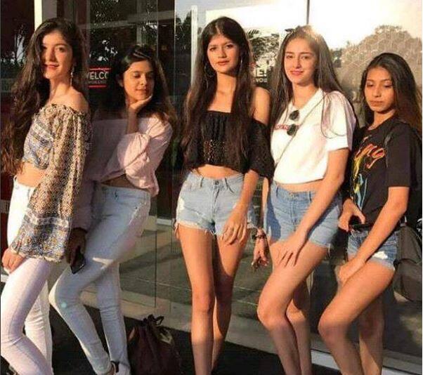 आगे देखिए अनन्या और उनके दोस्तों की तस्वीरें....(तस्वीर- इंस्टाग्राम)