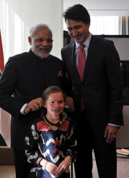इससे पहले कनाडा के प्रधानमंत्री जस्टिन ट्रूडो की बेटी का कान खींचते हुए पीएम मोदी की ये तस्वीर काफी वायरल हुई थी.