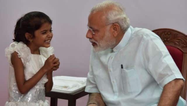 पुणे के हडपसर के पास भेकराई नगर में रहने वाली वैशाली के दिल में छेद होने की वजह से वो हमेशा बीमार रहती थी. डॉक्टर से बात करने पर पता चला की अगर इसकी सर्जरी ना हो तो इसका बचना नामुमकिन होगा. इस बहादुर बेटी ने प्रधानमंत्री नरेंद्र मोदी को खत लिखकर अपने मन की बात बताई. खत मिलते ही पीएमओ ऑफिस से पुणे के कलेक्टर को वैशाली की मदद करने के लिए कहा गया और पुणे के रुबी हॉल क्लिनिक में वैशाली की ओपन हार्ट सर्जरी भी पूरी हो गई. इसके बाद पीएम ने बच्ची से मुलाकात भी की.