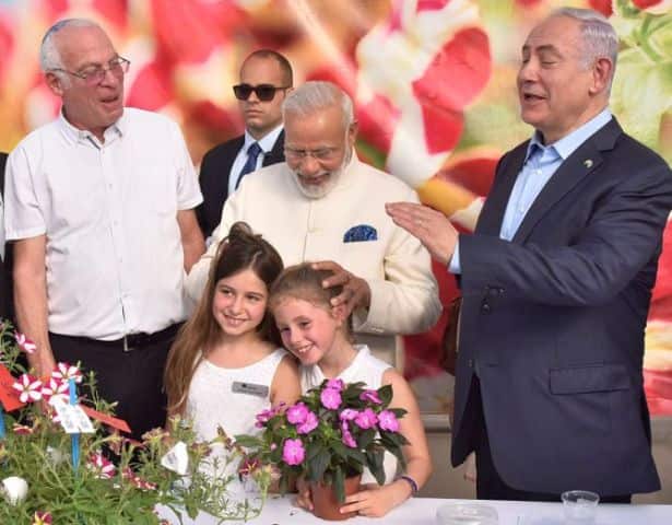 प्रधानमंत्री नरेंद्र मोदी इन दिनों इजरायल के दौरे पर हैं. तीन दिन के दौरे पर इजरायल पहुंचे पीएम मोदी का मंगलवार को राजधानी तेल अवीव में एयरपोर्ट पर भव्य स्वागत हुआ. इसके बाद वह फ्लावर फॉर्म देखने गए. जहां पीएम मोदी दो छोटी बच्चियों के साथ कुछ इस अंदाज में मजाक करते नजर आएं. हालांकि ऐसा पहली बार देखने को नहं मिला है. पीएम मोदी देश ही नहीं बल्कि विदेश दौरे पर भी कभी कान पकड़कर तो कभी गोद में लेकर बच्चों को दुलारते समय कैमरे में कैद हो चुके हैं. देखें तस्वीरें...