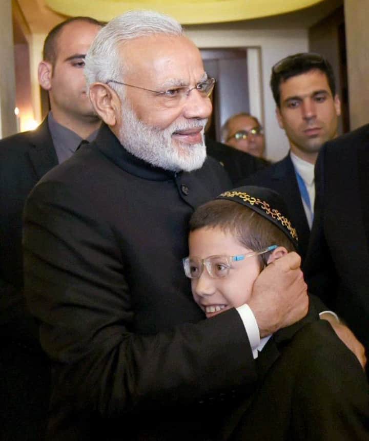   मोशे की देखभाल करने वाली सहायिका सांद्रा भी इमारत में मौजूद थी, लेकिन वह एक कमरे में सीढ़ियों के नीचे छिपकर जान बचाने में सफल रही थी. वह तब बाहर आई जब उसने मोशे के रोने की आवाज सुनी और उसे उसके माता-पिता के शवों के बीच खड़े पाया. उसने उसे गोद में उठाया और इमारत से बाहर निकल गई. इस इमारत को 'नरीमन हाउस' नाम से भी जाना जाता है जो व्यापक नवीनीकरण के बाद 2014 में फिर से खुला.