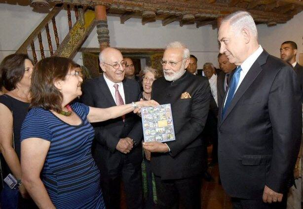 मोशे अब अपने दादा-दादी रब्बी शिमोन रोसेनबर्ग और येहुदित रोसेनबर्ग के साथ आफुला में रहता है. सांद्रा सैम्यूल्स (53) को सितंबर, 2010 में इस्राइल की मानद नागरिकता दी गई थी. वह अक्सर यरूशलम स्थित अपने घर से मोशे और उसके दादा-दादी से मिलने जाती रहती हैं. सैम्यूल्स को भी प्रधानमंत्री से मिलने के लिए आमंत्रित किया गया.