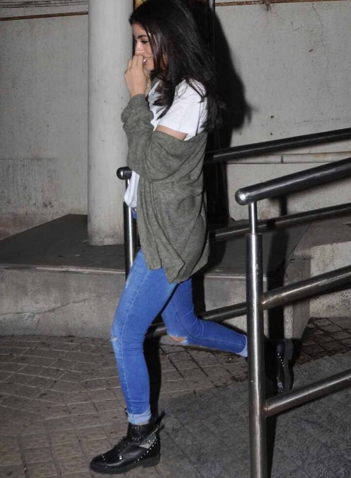 हमेशा नव्या कैमरे के सामने से मुस्कुराते हुए चुपचाप निकल जाती हैं.