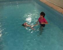 बच्चों को स्विमिंग सिखाने के चक्कर में कंट्रोवर्सी में फंसी ये टीचर!