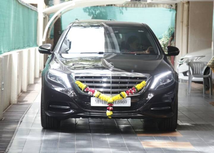 बता दें कि रणवीर सिंह, दीपिका और उनकी कार की ये सभी तस्वीरें सोशल मीडिया पर वायरल हो रही हैं. (तस्वीर- मानव मंगलानी)