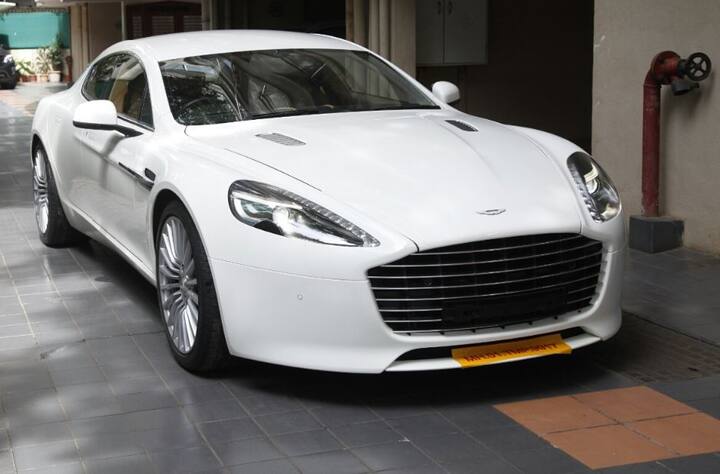 रिपोर्ट्स के मुताबिक एस्टन मार्टिन कार की कीमत तकरीबन 4 करोड़ बताई जा रही है. (तस्वीर- मानव मंगलानी)