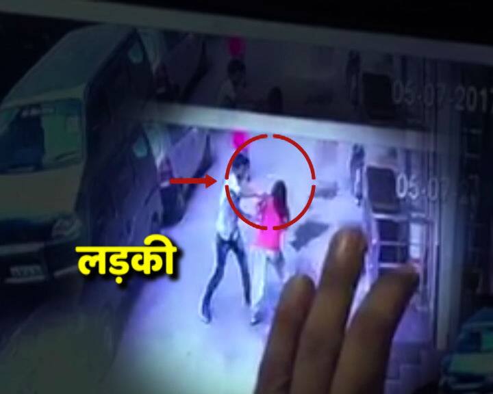 खबर है कि लड़की अपने घर से बाहर कुछ सामान लेने निकली थी. रास्ते में वो लड़का उससे मिला और कुछ कहा-सुनी के बाद उसने लड़की पर चाकू से वार करना शूरू कर दिया. सीसीटीवी फुटेज से साफ है कि लड़की अपनी जान बचाने के लिए पहले इधर-उधर भागने की कोशिश करती है.