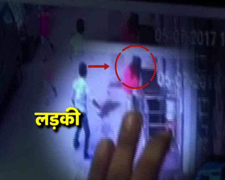  फिर वो लड़की अपनी जान बचाने के लिए पास ही के एक दुकान में भागती है, लेकिन सनकी आशिक दुकान में भी घुस जाता है और फिर वहां उसपर कई बार चाकू से वार करता है और लड़की को लहूलुहान कर देता है.