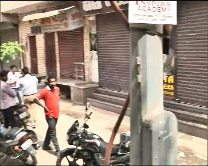 कुछ देर बाद आस-पास के रहने वाले लोगों को जब इस खूनी खेल के बारे में पता चला तो वो लोग भी लड़की को बचाने के लिए दुकान में घुसे, लेकिन तब तक वो सनकी उस लड़की को बुरी तरह से चाकू से गोद कर लहूलुहान कर चुका था.