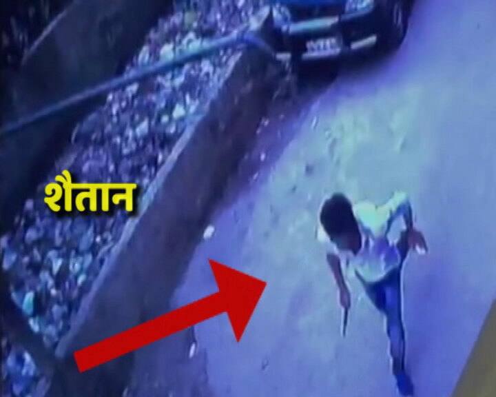 यही नहीं लड़की को बुरी तरह लहूलुहान करने के बाद वो नौजवान तेजी से दुकान से बाहर आया और देखते ही देखते वहां से निकल भागने में भी कामयाब रहा.