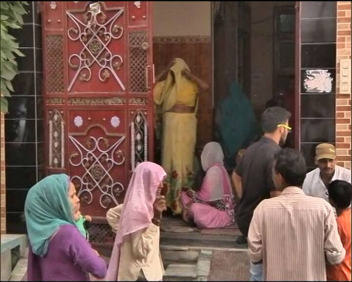 आपको बता दें कि वारदात के बाद लहूलुहान लड़की को अस्पताल में भर्ती कराया गया लेकिन इलाज के दौरान उसकी सांसों की डोर टूट गई. 