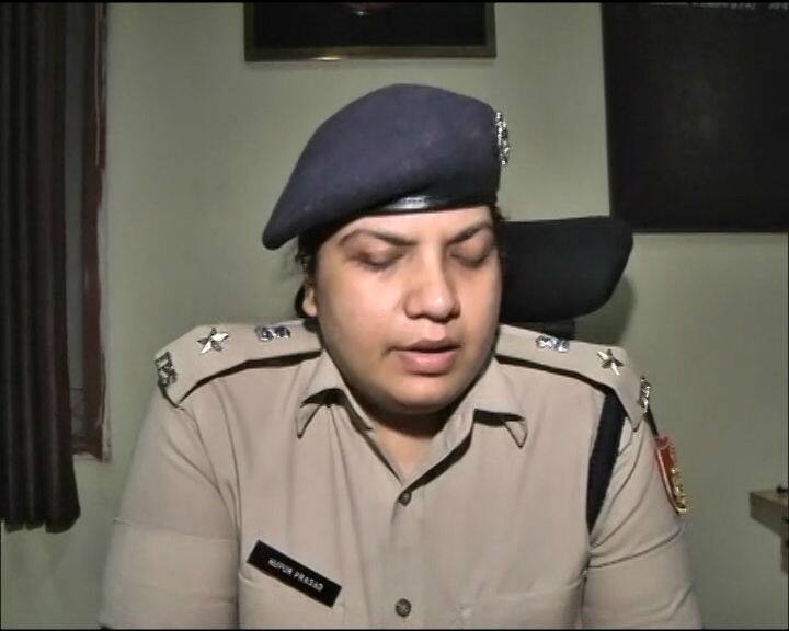 पुलिस के मुताबिक हमलावर आदिल का क्रिमिनल बैकग्रांउड है. फिलहाल पुलिस आरोपी आदिल को तलाश करने की कोशिश कर रही है. इस वारदात के बाद से वो गायब है.