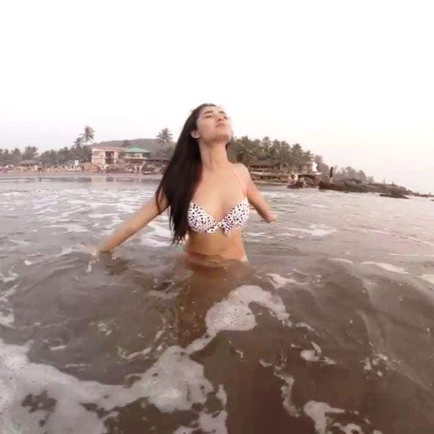 इन तस्वीरों में त्रिधा बेहद खूबसूरत नजर आ रही हैं.