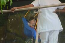 IN PICS : बालकनी में झूला झूलते कुछ यूं कैमरे में कैद हुए नन्हें तैमूर