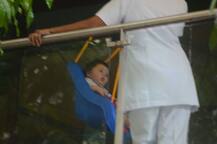 IN PICS : बालकनी में झूला झूलते कुछ यूं कैमरे में कैद हुए नन्हें तैमूर